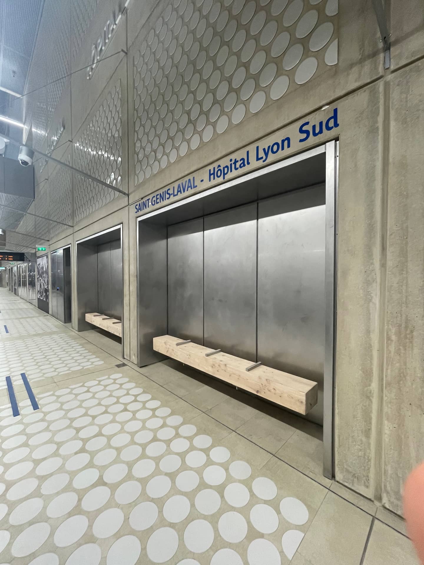 Bancs de la station de métro Saint-Genis-Laval Hôpital Lyon Sud