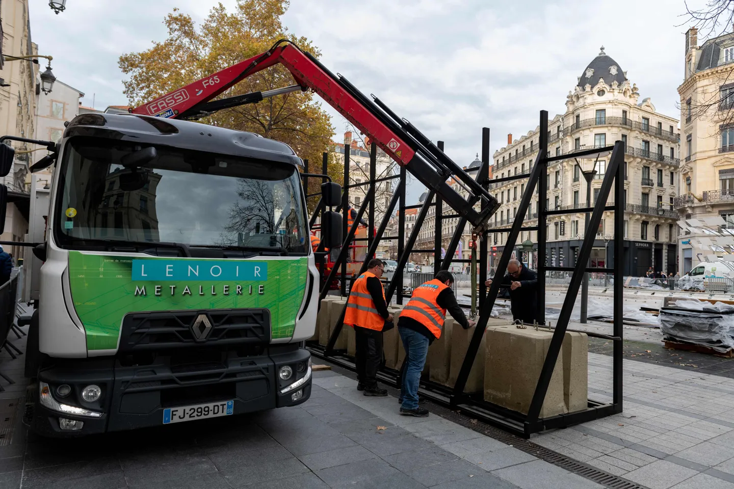 Camion de livraison avec grue