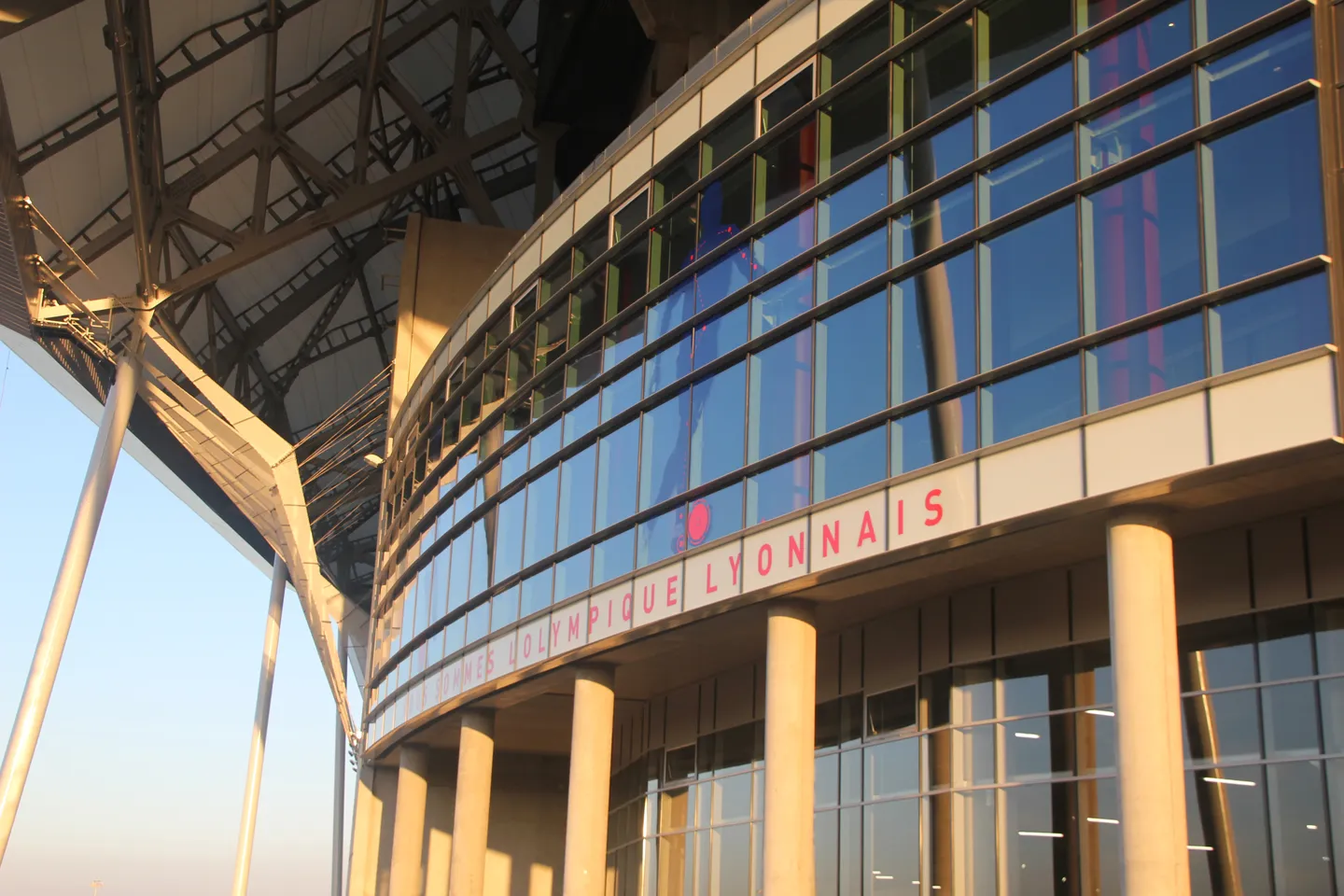 Façade vitrée du Groupama Stadium