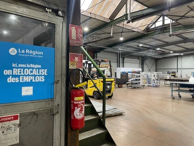 Plaque de la région Auvergne-Rhône-Alpes dans l'atelier Lenoir Metallerie